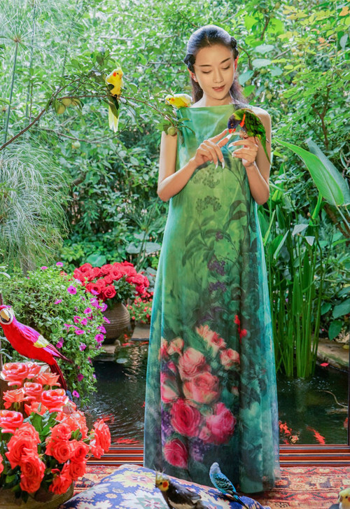 Dương Lệ Bình, sở hữu một căn biệt thự đặc biệt ở Đại Lý, Vân Nam, Trung Quốc. Xung quanh biệt thự này là mặt nước, núi non hữu tình. Bên trong là khuôn viên, vườn cây rộng với vô số hoa thơm trái ngọt, chim muông hót vang. Ảnh: Nonews.