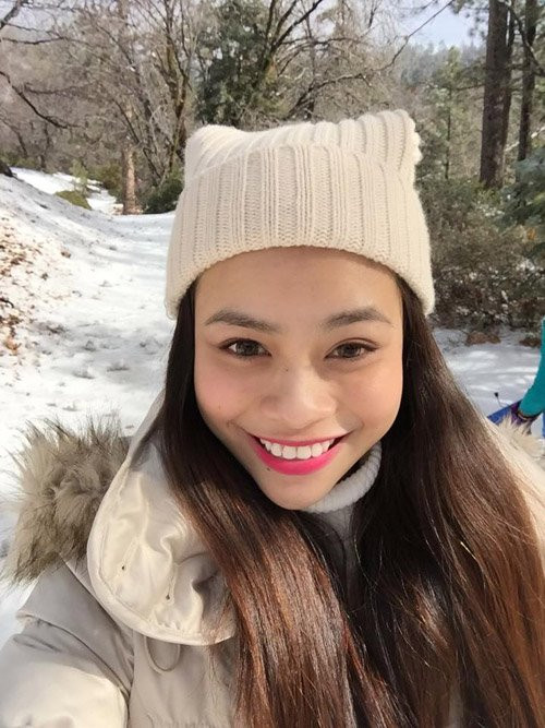 Nguyễn Ý Nhi sở hữu khuôn miệng rộng, hàm răng đều, đôi môi dày và cặp mi xếch rất giống nữ ca sĩ đình đám Hồ Ngọc Hà. Xem những bức ảnh tự sướng của Ý Nhi, không ít bạn trẻ phải trầm trồ, cho rằng cô là bản sao hoàn hảo nhất từ trước đến giờ của Hà Hồ.