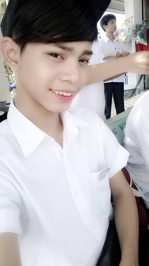 Là con trai nhưng thật bất ngờ khi Bá Thảo lại có khuôn mặt giống Hà Hồ một cách lạ thường. Từ đôi mắt, khuôn miệng rộng và nụ cười của Bá Thảo đều được cho là đã "ăn trộm" của Hà Hồ. Được nhiều người quan tâm, Bá Thảo cũng cảm thấy rất vui, thích thú khi trước đó cũng đã có nhiều bạn bè, người thân nhận xét cậu giống Hà Hồ.