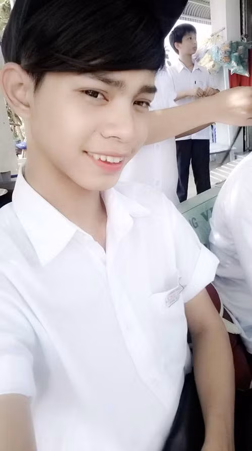 Là con trai nhưng thật bất ngờ khi Bá Thảo lại có khuôn mặt giống Hà Hồ một cách lạ thường. Từ đôi mắt, khuôn miệng rộng và nụ cười của Bá Thảo đều được cho là đã "ăn trộm" của Hà Hồ. Được nhiều người quan tâm, Bá Thảo cũng cảm thấy rất vui, thích thú khi trước đó cũng đã có nhiều bạn bè, người thân nhận xét cậu giống Hà Hồ.