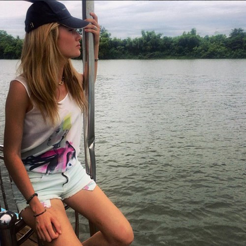 Ngồi du thuyền ngắm cảnh sông Hương (Huế).