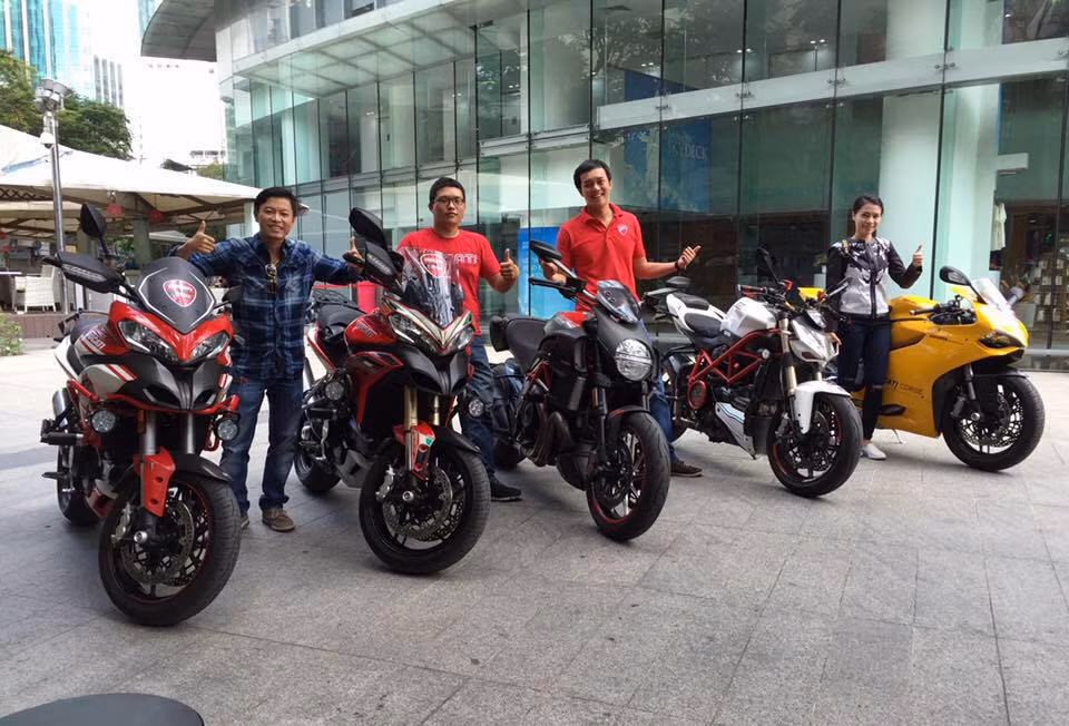 Đoạn clip có hình ảnh gây sốt vừa qua của chị Mi B.B được một thành viên khác trong hội biker ghi lại trong một buổi offline, giao lưu của hội. Chị Mi B.B và bạn bè đã rất bất ngờ khi clip của mình sau khi "lên sóng" đã được nhiều dân mạng tặng nút like và nữ nhân vật chính cũng trở thành người được đông đảo các bạn trẻ quan tâm.