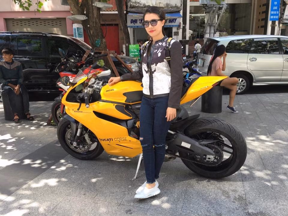  Gái xinh cưỡi quái vật gây chú ý trên phố Sài Gòn nhanh chóng trở thành nhân vật được cư dân mạng Việt quan tâm và ráo riết săn lùng. Dù chỉ xuất hiện trong đoạn clip ngắn 1 phút nhưng khuôn mặt xinh đẹp cùng phong cách nổi bật bên chiếc xe phân khối lớn màu vàng của cô gái trẻ đã tạo nên ấn tượng riêng biệt, khó phai.