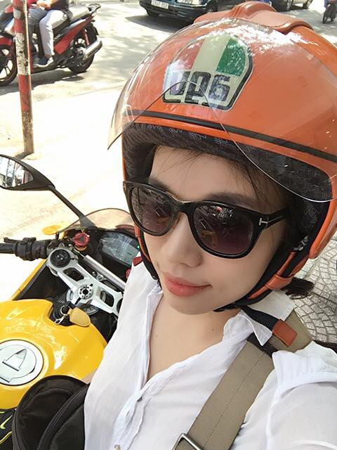 Chị Mi B.B được nhiều dân mạng gọi với biệt danh "Người đẹp và quái vật" sau khi xuất hiện quá ấn tượng trên đường phố. Theo tìm hiểu, chị Mi B.B là thành viên của một hội biker, chơi xe phân khối lớn, xe côn tay ở TP HCM, thường xuyên có những buổi gặp gỡ, giao lưu trao đổi về "người yêu" của mình là những chiếc xe hầm hố.