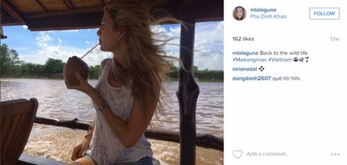 Trên tài khoản Instagram của Mireia còn có người đẹp này ăn mặc giản dị, ngồi trên thuyền du ngoạn sông Mekong đoạn chảy qua Việt Nam và uống nước dừa. Bức ảnh được đăng tải với dòng miêu tả: “Trở về với cuộc sống hoang dã” cùng hashtag #sôngMekong #Vietnam và được check-in tại phà Đình Khao (Long Hồ, Vĩnh Long, Việt Nam).