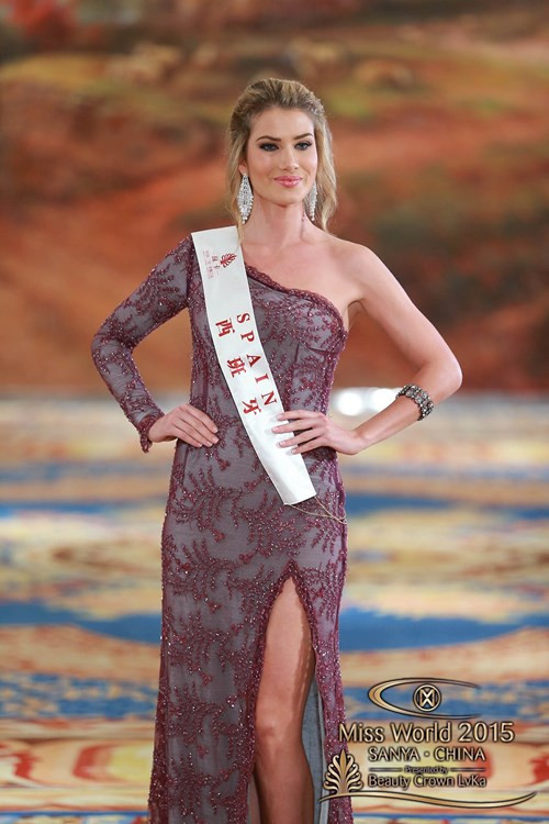 Cô cao 1m77, sở hữu mái tóc vàng óng và đôi mắt xanh da trời quyến rũ. Cô cũng là đại diện sắc đẹp Tây Ban Nha đầu tiên đoạt danh hiệu Hoa hậu Thế giới.