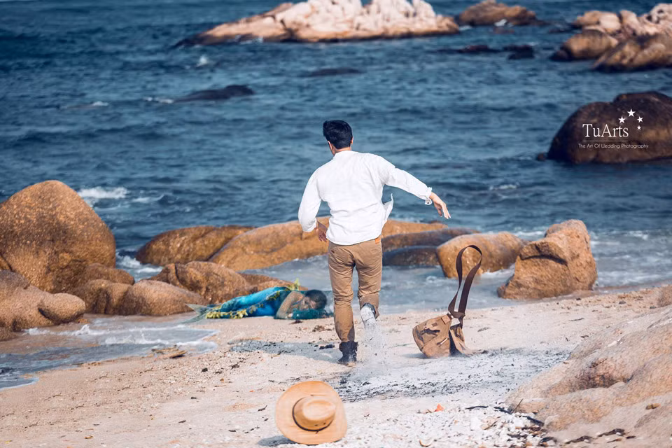 Chủ nhân bộ ảnh cưới tái dựng câu chuyện Nàng tiên cá là anh Trường - chị Thảo. Họ lên ý tưởng mở đầu bộ ảnh cưới của mình là cảnh chàng hoàng tử bắt gặp nàng tiên cá nằm trên bãi biển và đưa về cứu chữa. Sau đó cả hai tìm thấy tình yêu và sống bên nhau mãi mãi.