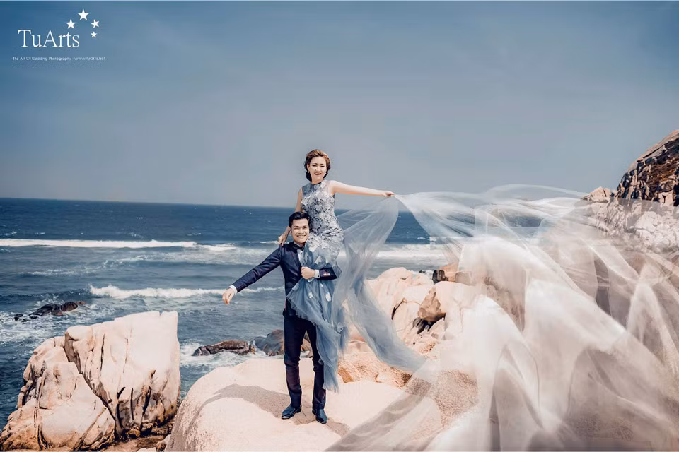 Với cách lựa chọn bố cục, góc chụp độc đáo, hình ảnh của cô dâu tên Thảo và chú rể tên Trường trong bộ ảnh hiện lên rất lộng lẫy.