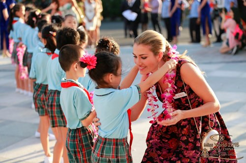 Trước khi tham gia Miss World 2015, cô gái trẻ này từng đoạt danh hiệu Miss Atlántico Internacional 2014 và Miss World Spain 2015.
