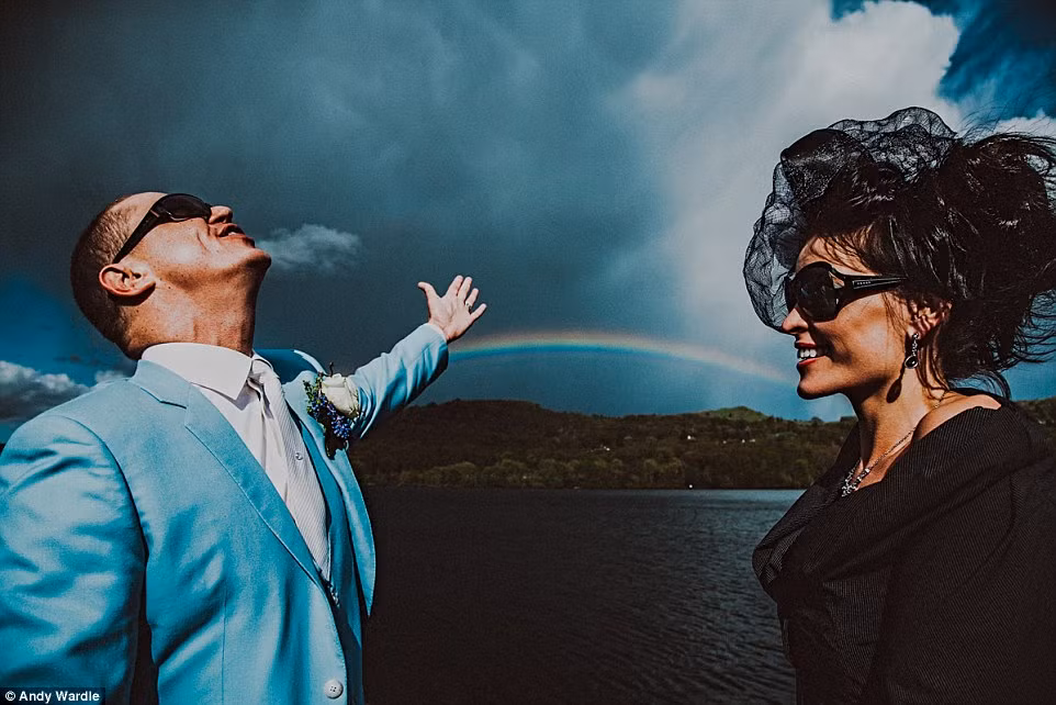 Bức ảnh cưới đẹp, nói về cảm giác tuyệt vời của cặp đôi này khi họ sắp đạt được "một cái gì đó", trộn với những cảm xúc của sự phấn khích, tình bạn và tình yêu.