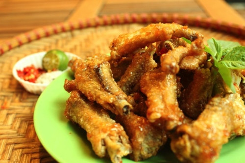 Chân gà rang muối – Chân gà rang muối ra đời sau chân gà nướng nhưng nhanh chóng được giới trẻ ưa chuộng bởi sự mới lạ mà không kém phần thơm ngon. Phố Hàng Thùng là địa chỉ được nhiều bạn trẻ “mách nhau” tới thưởng thức món ăn này.