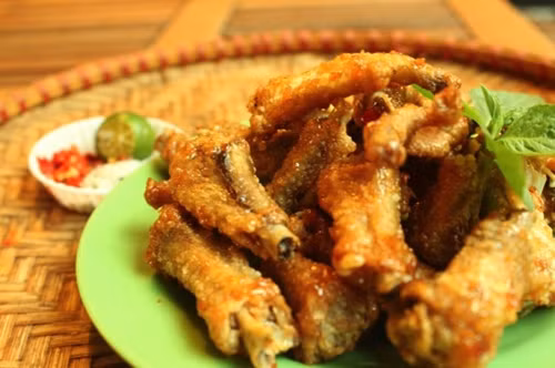 Chân gà rang muối – Chân gà rang muối ra đời sau chân gà nướng nhưng nhanh chóng được giới trẻ ưa chuộng bởi sự mới lạ mà không kém phần thơm ngon. Phố Hàng Thùng là địa chỉ được nhiều bạn trẻ “mách nhau” tới thưởng thức món ăn này.