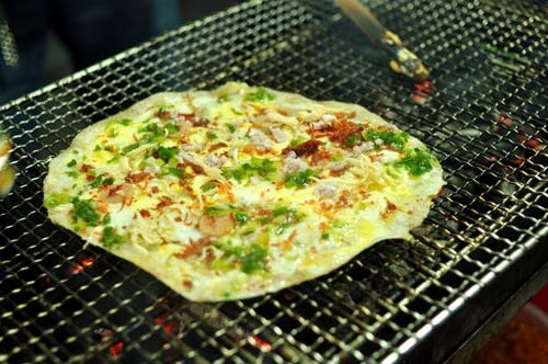 Bánh tráng nướng – Bánh tráng nướng là món ăn du nhập từ miền lạnh Đà Lạt nên không quá khó hiểu khi đây cũng là món ăn vặt cực thích hợp trong tiết trời Hà Nội tháng Ba. “Pizza Việt Nam” thường được bán gần các trường học, hoặc bạn có thể thưởng thức ở Hàng Tre, nơi bán bánh tráng nướng gần như đầu tiên tại Hà thành.