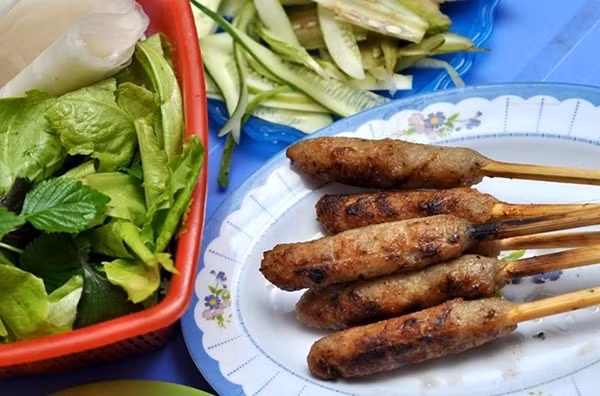 Nem lụi – Thêm một món ăn vặt miền Trung hớp hồn bạn trẻ Hà Nội chính là nem lụi. Nem lụi được nướng hoặc chiên nóng, ăn kèm rau sống, bánh tráng, chấm mắm chua ngọt hoặc mắm nêm đều thơm ngon khó cưỡng.