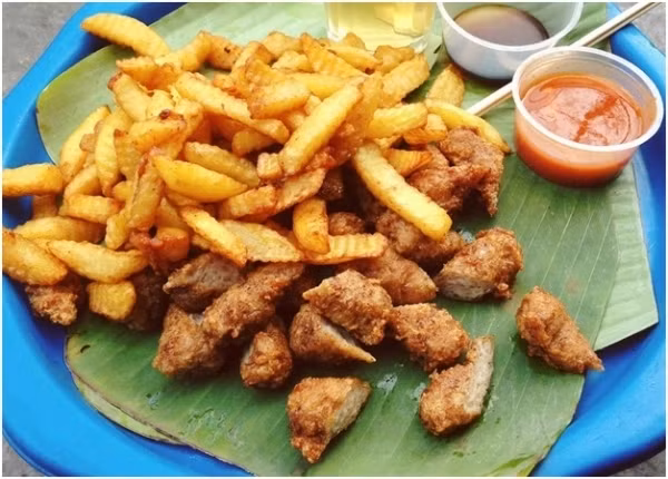 Nem chua rán - Dù là bất cứ mùa nào trong năm, thực đơn ăn vặt của giới trẻ Hà Nội đều không thể thiếu món nem chua rán. Miếng nem nhỉnh cỡ đôi ngón tay được chiên vàng ruộm, cắt xéo đẹp mắt để lộ ra phần nhân hồng hào dẻo dính. Từng sợi bì còn nóng hổi cháy xèo xèo mời gọi khiến đĩa nem chưa bày lên mà thực khách đã muốn ứa nước miếng.