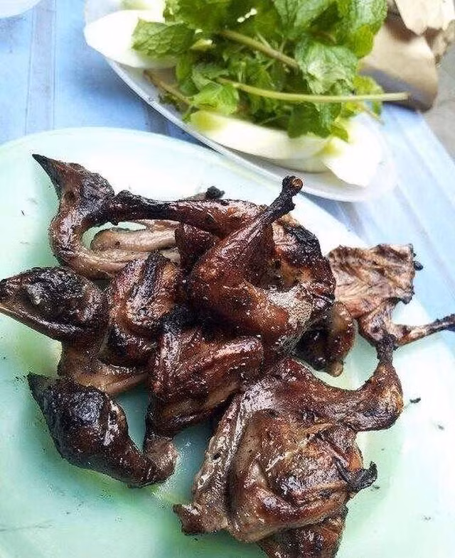 Chim nướng – Chim cút non được chọn lựa kĩ càng, thịt mềm ngọt, nướng trên than hoa thơm phức, đưa tới bàn còn cháy xèo xèo…Đây là món ăn vặt rất được giới trẻ Hà Nội ưa chuộng trong những ngày mưa lạnh. Quán chim nướng ở Hà Nội nổi tiếng nhất là ở Tạ Hiện và Hàng Bông.