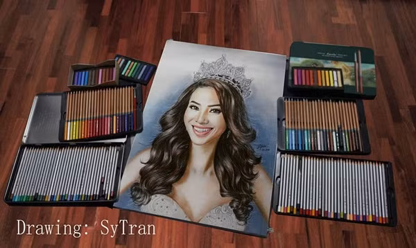 Sỹ Trần đã dành 3 đêm để vẽ bức chân dung Phạm Hương, anh chàng gặp nhiều khó khăn nhất khi vẽ chi tiết tóc và chiếc vương miện. Chàng hoạ sĩ trẻ mong muốn khi Phạm Hương trở về anh sẽ có cơ hội gặp gỡ và trao tặng tận tay món quà này cho cô để thể hiện sự quý mến, sự tự hào, nể phục của bản thân trước chặng đường mà người đẹp Việt Nam đã đi qua.