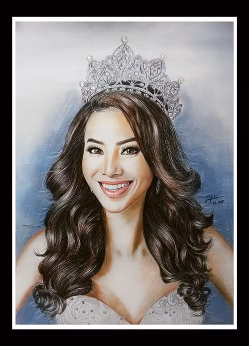 Bức tranh vẽ Hoa hậu Phạm Hương đẹp và cực kỳ sống động này là tác phẩm của chàng hoạ sĩ trẻ tên Sỹ Trần, sinh năm 1989. Vốn yêu quý và dành nhiều tình cảm cho người đẹp Việt Nam đi thi Miss Universe 2015, chàng hoạ sĩ 8X đã dành 3 đêm liên tục vẽ ra bức chân dung tuyệt đẹp này. Bức tranh được nhiều bạn trẻ khen ngợi về tính nghệ thuật và được ra mắt vào đúng thời điểm quan trọng.