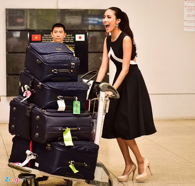 Chiều 20/12, người đẹp Lan Khuê trở về Việt Nam ngay sau đêm chung kết Hoa hậu Thế giới. Cô vui mừng đến mức gần như reo lên khi nhìn thấy gia đình, bạn bè và người hâm mộ đón ở sân bay Tân Sơn Nhất.