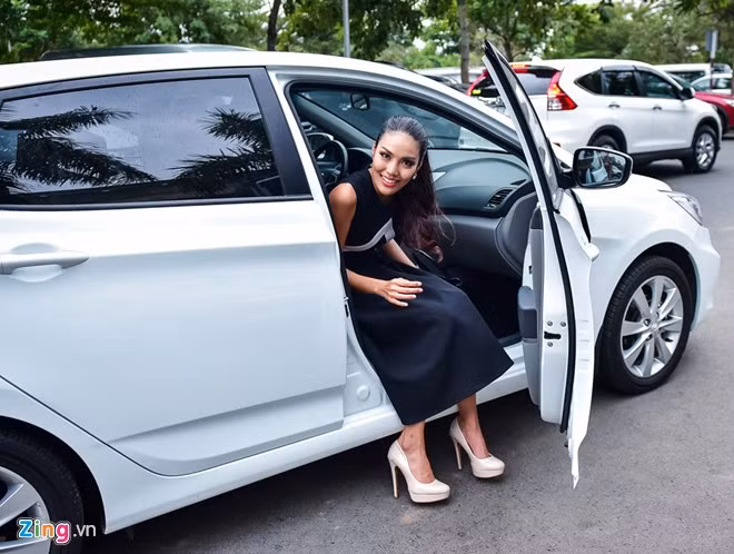 Dù khá mệt mỏi sau một hành trình dài, cô vẫn nở nụ cười rạng rỡ.