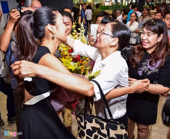 Sau hơn một tháng xa cách, Lan Khuê không kìm nén được cảm xúc khi gặp lại mẹ. Hai mẹ con đều bật khóc trong ngày hội ngộ. Trong thời gian thi Hoa hậu Thế giới ở Trung Quốc, người đẹp 9X gặp không ít áp lực và cũng từng rơi nước mắt.