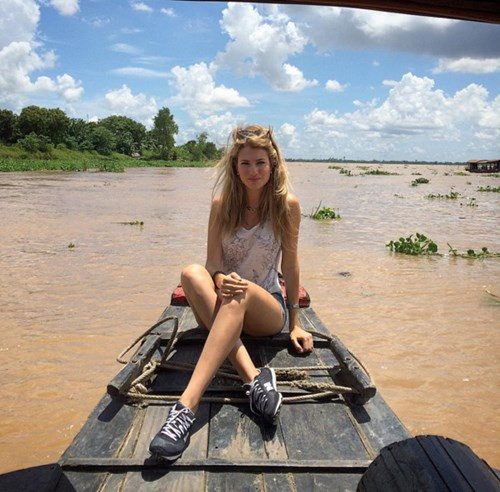 Người đẹp Tây Ban Nha du ngoạn tại huyện Cái Bè (Tiền Giang).