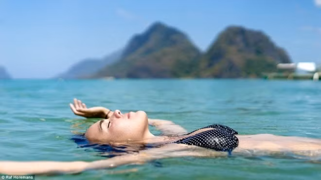 Raf cũng tình cờ tìm được một cô bạn gái 22 tuổi xinh đẹp tên Annika trên dặm đường dài. Sau đó hai người cùng nhau chu du khắp các miền đất lạ, cả trong lẫn ngoài nước Úc.