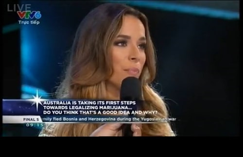 Người đẹp đến từ Australia còn nhận được câu hỏi "sốc" hơn liên quan đến... cần sa: "Bạn nghĩ sao về việc đất nước bạn đang hợp lý hóa việc sử dụng cần sa (Marijuana)?”. Những câu hỏi này được khán giả quốc tế cho rằng rất khó trả lời bởi nó liên quan đến diễn biến, tình hình chính trị, kinh tế trong nước. Tuy nhiên nó cũng giúp các thí sinh, người đẹp phô diễn được trí tuệ, sự thông thông minh và hiểu biết của mình nhiều hơn.