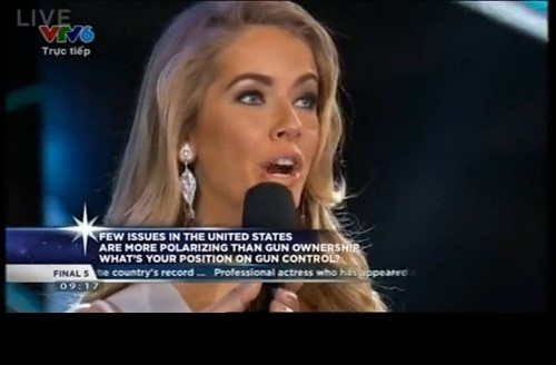 Ngoài màn trao nhầm vương miện thì những câu hỏi ứng xử với Top 5 Hoa hậu Hoàn vũ Thế giới cũng là đề tài bàn tán của giả. Trên một số diễn đàn mạng, nhiều ý kiến cho rằng chưa một cuộc thi Hoa hậu Hoàn vũ nào lại có nhiều câu hỏi liên quan đến các vấn đề chính trị, ngoại giao, "đại sự" của các quốc gia như cuộc thi năm nay.