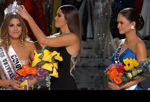 Sáng nay (giờ Việt Nam), chung kết Miss Universe - Hoa hậu Hoàn vũ Thế giới 2015 đã diễn ra. Người giành vương miện, chiến thắng cuối cùng là Hoa hậu Philippines, nhưng trước đó có một sự cố xảy ra khi MC đọc nhầm tên Hoa hậu và vương miện được trao nhầm cho người đẹp đại diện cho Colombia.