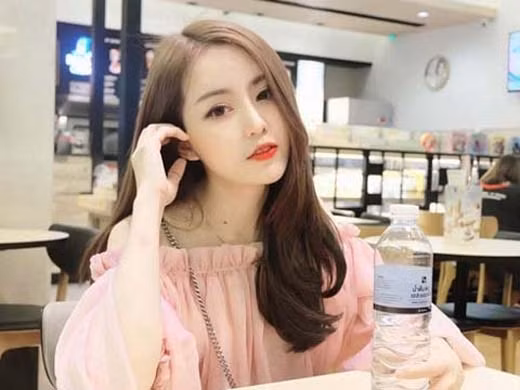 Đứng trước "kiệt tác" của phẫu thuật thẩm mỹ, nhiều người ngắm nhìn Arindada bộc bạch rằng họ cũng muốn đi làm phẫu thuật thẩm mỹ ngay để có khuôn mặt xinh đẹp, tự nhiên như cô nàng.