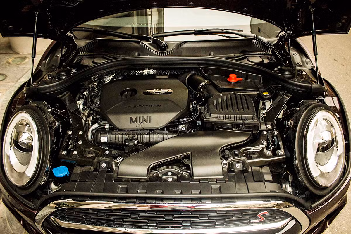 Phiên bản MINI Clubman S được trang bị khối động cơ 2.0L, công suất 192 mã lực và mô-men xoắn 280Nm ở tua máy 1.250 vòng/phút. Mô-men xoắn có thể tăng lên 300Nm trong thời gian ngắn nhờ chức năng overboost, khả năng tăng tốc từ 0-100km/h trong 7,1 giây và đạt tốc độ tối đa 228 km/h. Tiêu thụ nhiên liệu 5,9 lít/100km.