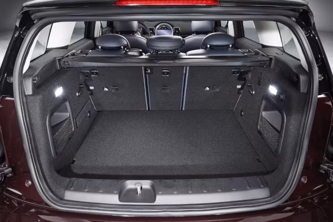 Khoảng không gian khoang hành lý có dung tích 360 lít (hơn 82 lít so với bản hatchback và hơn 10 lít so với bản Countryman) và tăng lên tới 1.250 lít khi gập hàng ghế sau 60:40 hoặc tuỳ chọn kiểu 40:20:40.