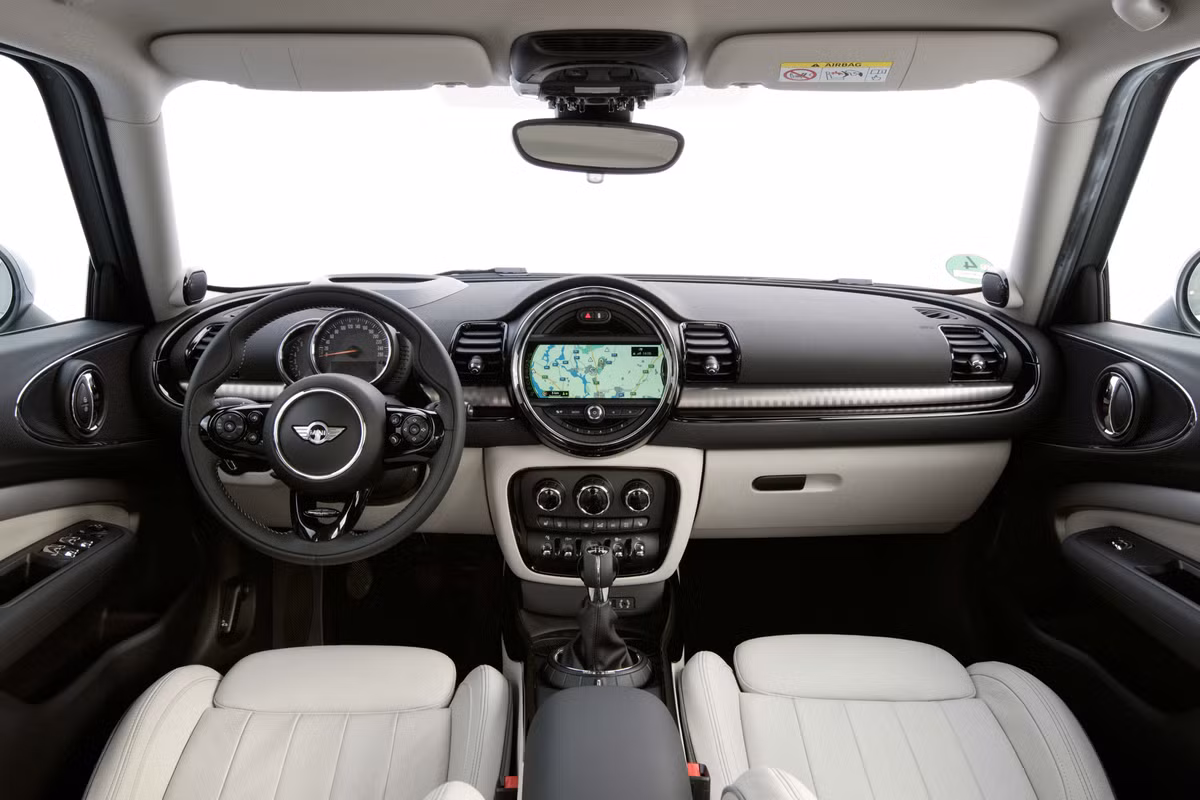 Nội thất Clubman S là khoảng không gian rộng, vô-lăng 3 chấu thể thao tích hợp các phím chức năng, thắng tay điện tử, hệ thống điều khiển trung đặt giữa hai ghế trước lấy cảm hứng từ những chiếc BMW.