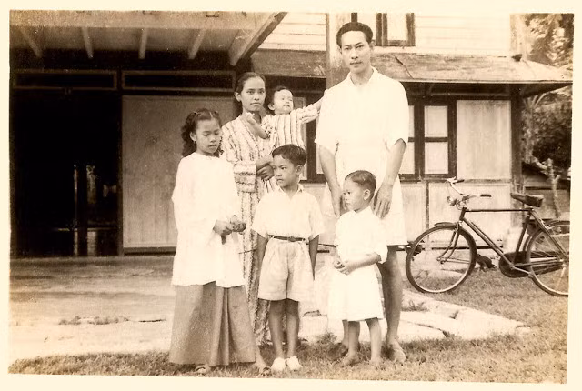 Một gia đình ở đất nước Malaysia chụp hình chung trong tấm hình thực hiện hồi thập niên 1950. Ảnh VT