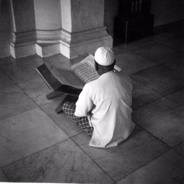 Một người theo đạo Hồi giáo ở Malaysia đang ngồi cầu nguyện. Ảnh VT