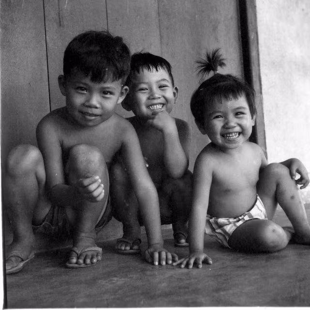 Những em bé ở quốc gia Malaysia cười tươi trước ống kính. Ảnh VT