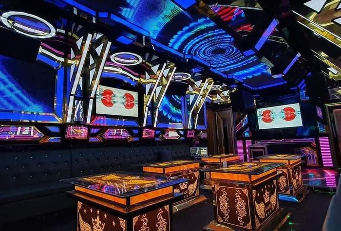 Tam giu nu chu quan nem vo chai bia khien 2 cong an bi thuong