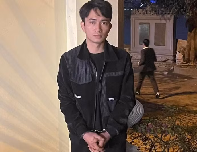 Hà Nội: Bắt thanh niên trộm 9 chiếc điện thoại của người đi chùa Ha Noi: Bat thanh nien trom 9 chiec dien thoai cua nguoi di chua