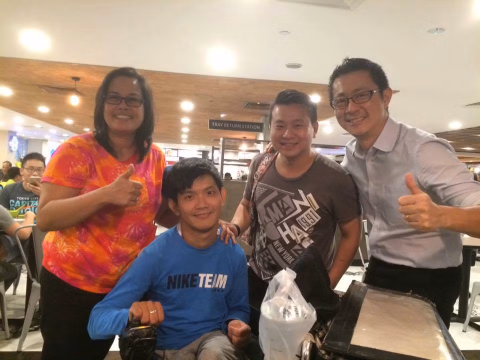 Cha của Wesley là sĩ quan hải quân, để giúp con trai bước đi, ông thường bắt Wesley luyện tập cực kỳ vất vả. Thế như cơ thể tật nguyền của con trai không nghe theo ý ông, khiến ông tức giận, lôi Wesley vào nhà tắm, nhấn đầu xuống nước để trừng phạt.