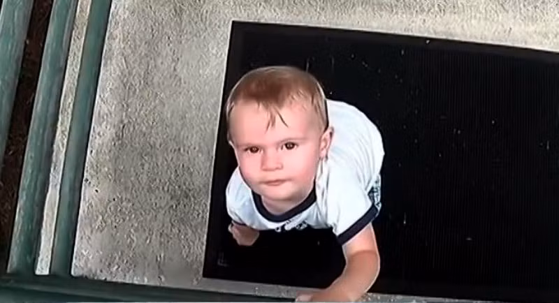 Trong đoạn băng ghi âm, Alexis không ngừng chửi rủa và quát mắng cậu bé Finn phải câm mồm. Thậm chí khi cậu bé khóc lóc vì khó chịu, Alexis còn tát và đánh cậu bé, khiến Finn hét lên đầy đau đớn.