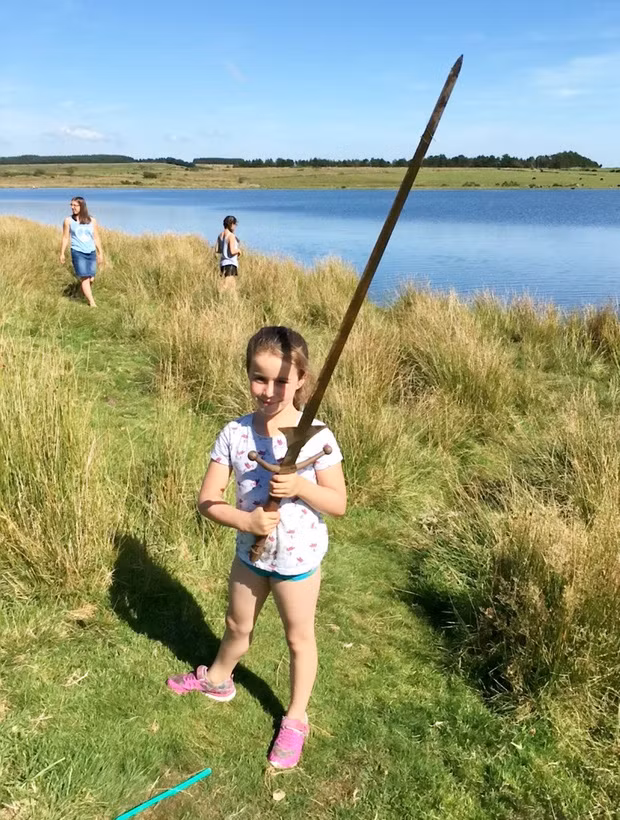 Dao choi quanh ho, co be bat ngo tim thay dieu ai cung mo uoc-Hinh-2