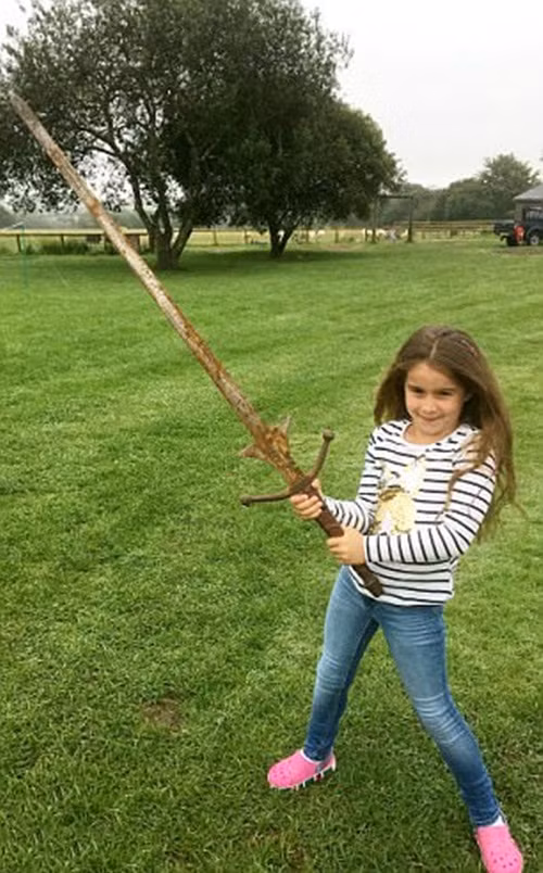 Dao choi quanh ho, co be bat ngo tim thay dieu ai cung mo uoc-Hinh-4