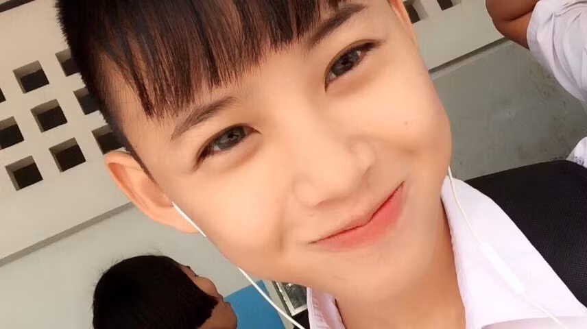 Lúc này, tuy vẫn mang ngoại hình con trai nhưng Folk Song đã rất thích trang điểm, đeo kính áp tròng và chịu khó tạo dáng khi chụp ảnh tự sướng. (Nguồn Youthwant)