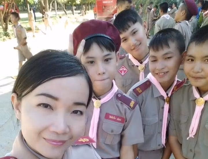 Mặc dù có xu hướng nữ tính hóa nhưng may mắn thay, bạn bè của Folk Song không kỳ thị, xa lánh cậu. (Nguồn Youthwant)