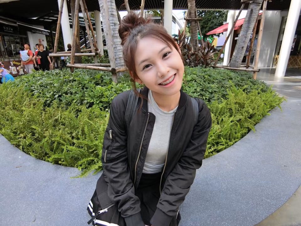 Cộng với nghệ thuật trang điểm, nếu không nói ra, không ai có thể biết được Folk Song là người chuyển giới. (Nguồn Youthwant)