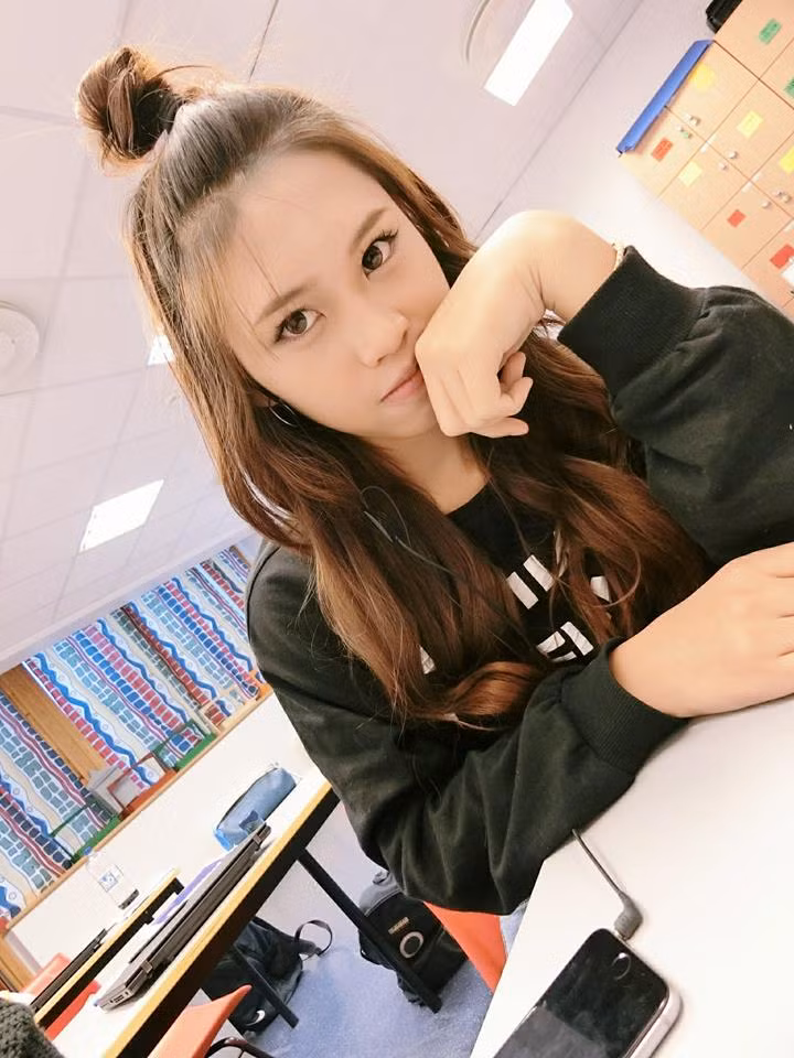 Folk Song là một hot girl học đường ở Thái Lan. Sở hữu nước da trắng ngần, sáng bóng, sống mũi cao, đôi mắt long lanh và khuôn mặt thon gọn, Folk Song luôn tạo được ấn tượng. (Nguồn Youthwant)