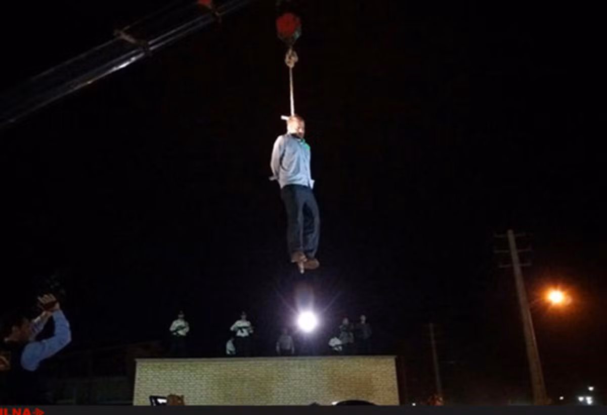 Hai doi be gai 7 tuoi, nguoi dan ong nhan cai ket kinh hoang-Hinh-3