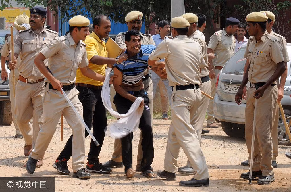 Sau khi vụ việc được công khai đã gây nên một làn sóng phản ứng vô cùng mạnh mẽ của các bậc phụ huynh, đặc biệt là cha mẹ của cậu bé 8 tuổi đáng thương. Ngay sau đó, nhà trường đã đình chỉ công việc của hiệu trưởng Neerja Batra và thành lập một ban hội thẩm gồm ba thành viên để xem xét các vấn đề an ninh trong trường. Tuy nhiên, hành động của nhà trường không thể làm giảm bớt sự đau đớn, phẫn nộ của cha mẹ nạn nhân. (Nguồn Sina)