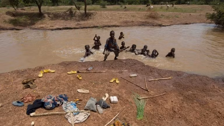 Suzanne Sokolow, một nhà sinh thái học đã nói về bệnh sán máng như sau: "Trứng sán máng có thể nằm trong các mô khác nhau và gây ra các triệu chứng rất nặng, từ thiếu máu và mệt mỏi, đến các triệu chứng nghiêm trọng khác nhau, thậm chí tử vong ở khoảng 10% các trường hợp mãn tính". Bệnh sán máng phổ biến nhất ở các nước nghèo, không có luật về vệ sinh môi trường nghiêm ngặt. Nó đặc biệt lan tràn ở nhiều nơi thuộc châu Phi, nơi nước không đủ sạch để uống hoặc tắm. (Nguồn Boredomtherapy)